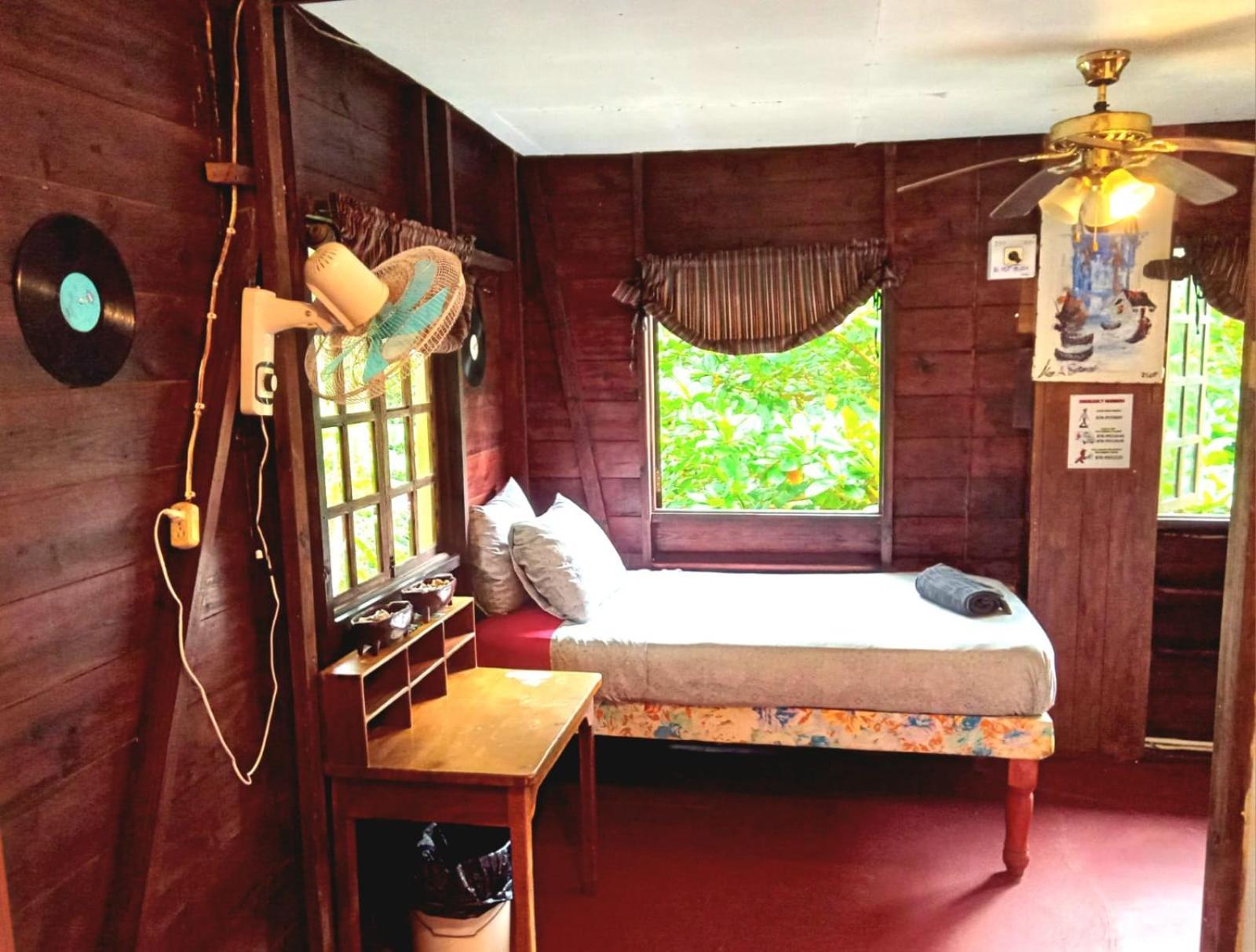 La Familia Guest House And Natural Farm Порт Антонио Екстериор снимка