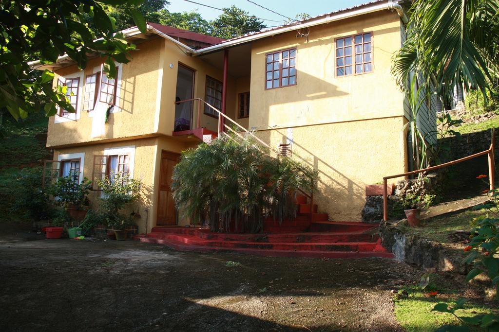 La Familia Guest House And Natural Farm Порт Антонио Екстериор снимка